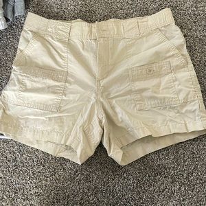 Cream GAP shorts